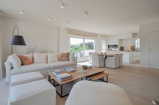 Magnifique appartement d’angle avec de spacieuses terrasses situé dans le domaine exclusif Tennis Garden.<br />Cet appartement au style intemporel dispose de trois grandes terrasses offrant une vue splendide sur les jardins magnifiquement aménagés du domaine ainsi que sur le Royal Zoute Tennis Club.<br />Depuis la cuisine, on bénéficie également d’une vue sur la mer.<br /><br />L’appartement est fini avec des matériaux de très haute qualité et équipé de tout le confort moderne, tel qu’un ascenseur arrivant directement dans l’appartement, un système d’alarme et de la domotique.<br /><br />Agencement :<br />Hall d’entrée avec toilette invités. Spacieux et lumineux séjour comprenant une cuisine ouverte entièrement équipée, avec salle à manger attenante donnant accès à la première terrasse.<br />Salon convivial donnant sur la deuxième terrasse orientée sud.<br />Chambre principale avec placards intégrés et salle de bains attenante, donnant également sur la deuxième terrasse.<br />Deuxième et troisième chambres à part entière avec placards intégrés, donnant accès à la troisième terrasse.<br />Salle de douche communicante.<br />Débarras séparé prévu pour l’installation d’une machine à laver et d’un sèche-linge.<br /><br />Inclus :<br />Cave privative dans la résidence.<br />Emplacement de parking dans la résidence.<br /><br />Le domaine dispose de beaux jardins paysagers ainsi que d’une piscine intérieure commune réservée aux résidents.