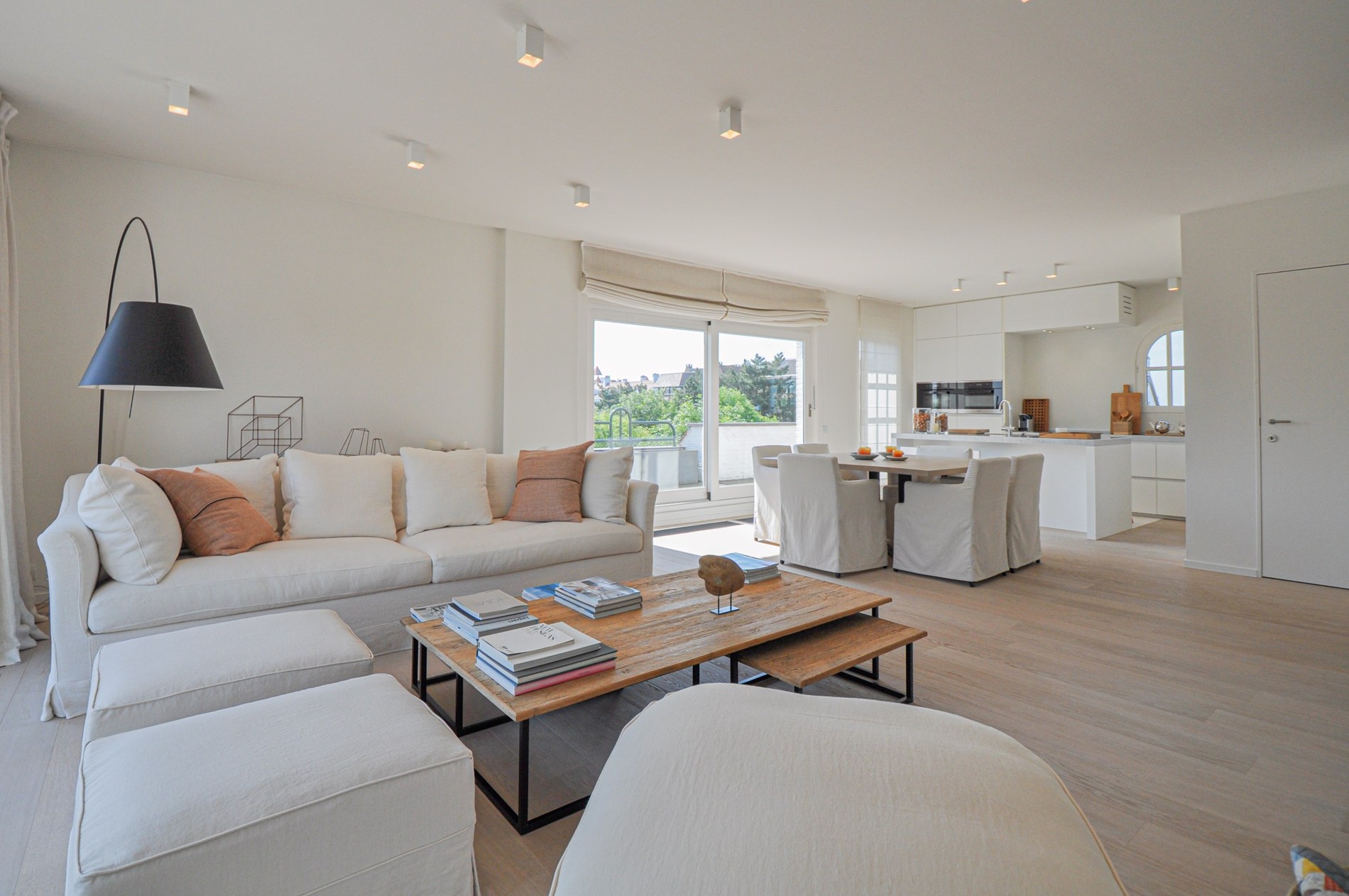 "Sublime appartement d'angle avec de spacieuses terrasses situé dans le prestigieux domaine Tennis Garden." - photo 2