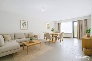 Ontdek dit appartement op de tweede verdieping van een kleinschalig gebouw in een rustige straat.Via de inkom, voorzien van berging en privé toilet...