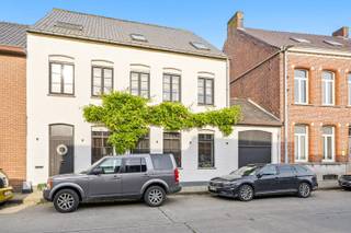 Sfeervol gerenoveerde woning met 7 slaapkamers, 4 badkamers en ruime garage in Watou.<br /><br />In het charmante Watou bevindt zich deze bijzonder ruime woning, die volledig werd gerenoveerd met veel aandacht voor warmte, sfeer en authentieke charme. Het eigendom werd vroeger uitgebaat als B&B en biedt dankzij de 7 slaapkamers, 4 badkamers en veelzijdige leefruimtes tal van mogelijkheden voor een groot of samengesteld gezin, het ontvangen van gasten, een vrij beroep etc.<br /><br />Op het gelijkvloers vindt u een gezellige leefruimte, een ruime eetkamer, een ingerichte keuken met mooi zicht op de tuin en een polyvalente ruimte die momenteel als speelkamer is ingericht. Een absolute troef is de grote garage met praktische zoldering, die heel wat extra bergruimte biedt. Op de eerste verdieping bevinden zich 4 slaapkamers en een ruime badkamer met dubbel lavabomeubel, ligbad en toilet. De tweede verdieping beschikt over nog eens 3 slaapkamers, elk voorzien van een eigen badkamer, wat zorgt voor optimaal comfort en privacy.<br /><br />Buiten geniet u van een mooi aangelegde, zongerichte tuin met kunstgras en veel privacy, ideaal om in alle rust te ontspannen. Een karaktervolle en instapklare woning met uitzonderlijk veel ruimte en een interessante voorgeschiedenis als B&B, gelegen in het gezellige Watou. <br /><br />Benieuwd naar meer? Aarzel niet om contact op te nemen. <br />De vermelde prijs is een richtprijs; elk bod wordt voorgelegd aan de eigenaar, die het recht heeft dit te aanvaarden of te weigeren.