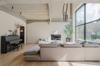 Située dans le quartier résidentiel de Condédreef à Courtrai, nous trouvons cette maison architecturale exceptionnelle au look unique et...