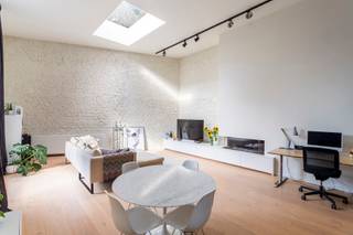 <p><strong>Unieke loft op 't Zuid met 2 terrassen</strong><br /><br />Op zoek naar een uniek appartement gelegen op een uitstekende locatie?<br />Dit prachtig appartement met 2 terrassen is gelegen in de Verschansingstraat op het hippe Zuid.<br /><br />Een ideale ligging vlakbij de gedempte zuiderdokken, het Museum voor Schone Kunsten en talrijke leuke restaurantjes en terrasjes.<br /><br />Wat onmiddelijk zal opvallen bij een bezoek aan dit prachtig appartement?<br />Dat zijn de ongelooflijke hoge plafonds in de leefruimte. <br />Hierdoor geniet u van ongelooflijk veel lichtinval in een unieke loftruimte.<br /><br />Vanuit de leefruimte hebt u toegang tot 2 ruime terrassen.<br />Heerlijk genieten!<br /><br />Het appartement is voorzien van een volledig ingerichte keuken<br /><br />In de inkomhal vinden we verder nog een handige berging met aansluitingen voor wasmachine en/of droogkast.<br />Verder in de nachthal nog een gastentoilet.<br /><br />Vooraan het appartement vinden we een ruime, charmante slaapkamer terug met ingemaakte kasten en een volledig uitgeruste badkamer.<br /><br />Een leuke eye-catcher in het appartement is ongetwijfeld de gashaard.<br /><br />Kelderberging inbegrepen in de prijs.<br /><br />Bent u ook benieuwd naar dit appartement?<br />Twijfel dan niet en contacteer LISTED: +32 3 283 51 51.</p>