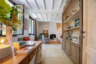 <p>TE KOOP MET PRE-VIEW: enkel op afspraak.<br /><br />Met gepaste trots stellen wij u het oudste huis van Zoersel voor, gelegen aan de Jagersdreef 5. Verscholen achterin, te midden van groen en rust en in de onmiddellijke nabijheid van het Zoerselhof, bevindt zich hier een uniek stukje geschiedenis. Een karaktervolle woning waar authenticiteit, comfort en natuur samenkomen.</p>
<p>De woning is gelegen op een prachtig aangelegd perceel van maar liefst 2.368 m². De zuidgerichte tuin wordt gekenmerkt door een grote verscheidenheid aan planten, bloemen en bomen, wat zorgt voor een rijke biodiversiteit en gevarieerd groen karakter. Verschillende zithoeken, zowel zonnig als meer beschut, nodigen uit om op elk moment van de dag te genieten van rust en privacy.<br /><br />INDELING</p>
<p>Historisch bekend als ‘Woning Trapke op’, wordt de woning bereikt via de karakteristieke trap. Bij binnenkomst wordt u meteen omringd door de warme en romantische sfeer van het pand. De inkomhal beschikt over een prachtige natuurstenen vloer en vormt de aanzet naar de authentieke elementen die doorheen de woning bewaard zijn gebleven.</p>
<p>De lichtrijke leefruimte geniet dankzij de opvallende raampartijen van een aangename lichtinval. Lichte houten balken, natuursteen en maatwerk versterken het karaktervolle geheel. De ruimte wordt verwarmd via gasradiatoren en beschikt bovendien over een charmante houtkachel, ideaal voor gezellige winteravonden.</p>
<p>Aansluitend bevindt zich de leefkeuken, waar koken en samenkomen centraal staan. De keuken is uitgerust met degelijke materialen en toestellen, met als eyecatcher een karaktervolle AGA. Vanuit hier is er toegang tot de kelder van circa 70 m², voorzien van authentieke rondingen, verwarming, wasplaats en heel wat praktische bergruimte.</p>
<p>Op het gelijkvloers bevinden zich verder een gastentoilet en de trap naar de eerste verdieping.</p>
<p>Ook de verdieping werd volledig gerenoveerd, waarbij authentieke elementen werden gecombineerd met kwalitatief maatwerk. De ruime masterbedroom beschikt over ingemaakte kasten en optimale inrichting. Daarnaast zijn er nog twee slaapkamers, waarvan één voorzien is van ingemaakte kasten en twee slaapplaatsen en de andere van maatkasten en één slaapplaats. De badkamer beschikt over een inloopdouche afgewerkt in mortex, wastafel en toilet.<br /><br />BIJGEBOUW</p>
<p>Een absolute meerwaarde is het bijgebouw van circa 50 m², dat volledig werd vernieuwd en ingericht. Het beschikt over een keuken met lavabo, vaatwasser en gasvuur. De nodige leidingen voor het voorzien van sanitair zijn reeds aanwezig. Het bijgebouw biedt tal van mogelijkheden en kan, afhankelijk van uw wensen, dienstdoen als bureau, atelier, hobbyruimte of verblijf voor een inwonende persoon.</p>
<p>Dit unieke eigendom combineert een rijke geschiedenis met authentieke charme, hedendaags comfort en een uitzonderlijke ligging. <br /><br />BIJZONDERHEDEN</p>
<p>- Karaktervolle woning met een rijke geschiedenis<br />- Zorgvuldig gerenoveerd met behoud van authentieke elementen<br />- Perceel van 2.368 m² <br />- Zuidgerichte tuin<br />- Bijgebouw<br />- Veel parkeermogelijkheden</p>
<p>Voor meer informatie of een bezoek ter plaatse kan u vrijblijvend contact opnemen met Kato via 03 227 58 58 of kato@reds.be.</p>