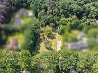 Uitzonderlijke bouwgrond van 4.053 m² op toplocatie in Schilde<br /><br />Op een absolute toplocatie in één van de meest gegeerde buurten van Schilde bevindt zich deze unieke bouwgrond van 4.053 m². Een zeldzame opportuniteit voor wie een exclusieve droomwoning wil realiseren in een groene en bijzonder rustige omgeving.<br /><br />Het perceel combineert ruimte, privacy en uitstekende bouwmogelijkheden en geniet dankzij de ligging aan bosgrond van een uitzonderlijk gevoel van rust en natuur.<br /><br />Troeven van het perceel:<br />• Ruime oppervlakte: 4.053 m² <br />• Breedte: ca. 55 meter <br />• Diepte: ca. 75 meter <br />• Zuidwestelijke oriëntatie met zon vanaf de namiddag tot ’s avonds <br />• Achterzijde grenzend aan bosgrond voor maximale privacy <br />• Rustige en sfeervolle straat met slechts één directe buurzijde <br />• Eén van de laatste beschikbare bouwgronden in Schilde <br /><br />Bouwmogelijkheden volgens vernieuwd RUP (sedert juni 2026):<br />• Bouwvlak tot 45 meter diep vanaf de rooilijn <br />• Mogelijkheid tot 500 m² overdekte bebouwde oppervlakte <br />• Extra mogelijkheid tot 10% verharding van de grondoppervlakte <br /><br />Het perceel is volledig bouwklaar en reeds voorzien van:<br />• Degelijke omheining <br />• Toegangspoort <br />• Aangeplante randen voor extra groen en privacy <br />• Open karakter dankzij de beperkte aanwezigheid van bomen op het perceel zelf <br /><br />Een uitzonderlijke kans voor wie op zoek is naar een ruime bouwgrond met maximale ontwerpvrijheid, waar architectuur, natuur, rust en exclusiviteit samenkomen.<br /><br />* Mogelijkheid tot aankoop van de achterliggende bosgrond van één van de buren, wat bijkomende privacy en een nog grotere verbondenheid met de natuur kan creëren.<br /><br />Voor meer informatie of een persoonlijke rondleiding op dit unieke perceel nodigen wij u graag uit om contact met ons op te nemen met Sigalit via Sigalit@reds.be of op 0475668474