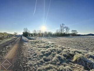 Op één van de mooiste plekjes van IJzendijke (Sluis), op slechts 10 min van Kaprijke, vindt u dit prachtig perceel grond van 11.500m2! Volledig omringd door GROEN en zeer goed ontsloten (2 toegangswegen), maakt van dit perceel een TOPAANBOD aan INTERESSANTE PRIJS!<br /><br /><u><strong>Opmerkingen:</strong></u><br />- Aardgas, leidingwater en elektriciteit aanwezig!<br />- Zeer VLOTTE verbinding met N49 (Expresweg naar Antwerpen)!<br />- Op slechts 2 min. van de Belgische grens.<br />- 1000m3 wonen mogelijk + kelder.<br />- Bijgebouw tot 350m2 mogelijk (Mits het houden van dieren).<br />- Vlakbij de N61.<br />- VLOTTE verbindingsmogelijkheden.<br />- Hoekperceel (Bijgebouw kan afzonderlijk toegankelijk gemaakt worden)!<br /><br />INTERESSANT gelegen perceel grond, Vlakbij de N61, doch tevens op wandelafstand van het 'Pontebos'! UNIEK perceel grond met FANTASTISCH uitzicht over de Polders, in een OASE van GROEN! Zeer geschikt voor zelfstandigen (bijgebouw) en dierenliefhebbers! Aarzel zeker niet om ons te contacteren voor verdere info of een bezoek ter plaatse op 0032/491.740.336 - info@centro.be!