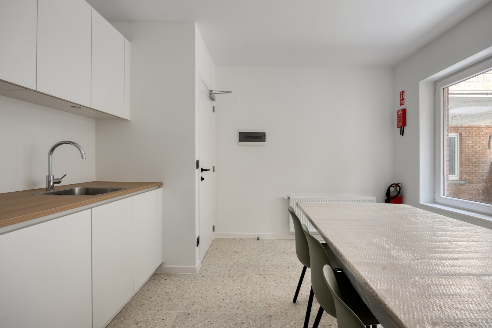 Volledig gerenoveerde studentenkamer in residentie met 29 studentenkamers met eigen sanitair en terras in hartje Leuven - EPC label A! - foto 5