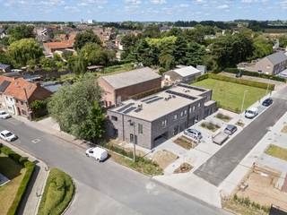 Ontdek ons volledig afgewerkte nieuwbouwwoning van het project Kuurne De Vlasschuur 2.2.<br />Deze woning is ontworpen met oog voor comfort en stijl, en biedt een eigentijdse levensstijl voor jou en je gezin.<br /><br />Op het gelijkvloers vind je een inkomhal met toilet en een ruime leefruimte met een open keuken, waar gezelligheid en functionaliteit hand in hand gaan. Op de verdieping zijn er 3 slaapkamers, een volledig uitgeruste badkamer en een handige berging, waardoor elke ruimte optimaal benut wordt.<br />Bovendien beschikt deze woning over een inpandige garage met een oprit ervoor, waardoor je altijd verzekerd bent van voldoende parkeergelegenheid voor jou en je gezin.<br /><br />Ben je op zoek naar een moderne woning die aan alle normen voldoet, inclusief zonnepanelen, ventilatie en warmtepomp? Aarzel dan niet om contact met ons op te nemen voor meer informatie. We vertellen je graag alles over dit unieke woning en beantwoorden al je vragen. Jouw droomwoning wacht op jou!<br /><br />Prijzen all-in 424.187 euro* | LOT 37<br />Prijzen excl. kosten 351.200 euro | LOT 37<br /><br />* Prijs all-in: grond | woning | oprit | aansluitingen | architect | notariskosten | btw | registratierechten | zonnepanelen | warmtepomp | ...