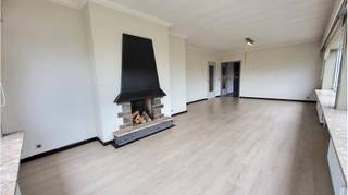 Zeer <strong>ruim en lichtrijk 2-slaapkamerappartement </strong>met een prachtig open zicht en <strong>AUTOSTANDPLAATS </strong>op een uitstekende ligging in <strong>Assebroek</strong>, vlakbij winkels, openbaar vervoer en andere modaliteiten. Tevens een vlotte verbinding naar de ring, het centrum van Brugge en het treinstation!<br />+ Energielabel C!<br />+ Uitstekende Mobiscore 9,1 op 10!<br /><br />Omvat een inkom, ruime living, volledig ingerichte keuken, 2 slaapkamers, badkamer met ligbad en dubbele wastafel, nieuw toilet met wastafel, 2 bergingen, zonnig balkonterras en een ondergrondse autostandplaats.<br />Bruikbare vloeroppervlakte: 109 m²<br />#leukwonen #assebroek #brugge<br /><br />Beschikbaar  Onmiddellijk vrij 