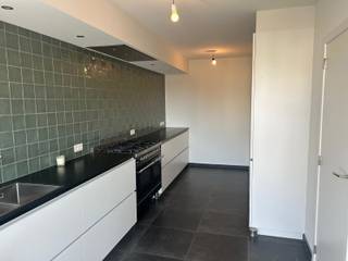 Dit recent gerenoveerde appartement bevindt zich in het bruisende centrum van Kapellen, vlakbij het rustige gemeentepark en de mooie en gezellige winkels. Het appartement bestaat uit een zonnige woonkamer op parketvloer, volledig ingerichte keuken (afwasmachine, dubbele oven, dubbele ijskast met vriesvak,...), 2 bergingen, 3 slaapkamers die telkens toegang geven tot het terras, een prachtige badkamer met inloopdouche en ligbad en een apart gastentoilet met handenwasser. Er is tevens een ruime garagebox inbegrepen in de huurprijs. De provieskosten per maand voor het waterverbruik bedragen 40 euro. De vaste kosten van het gebouw zitten inbegrepen in de huurprijs.