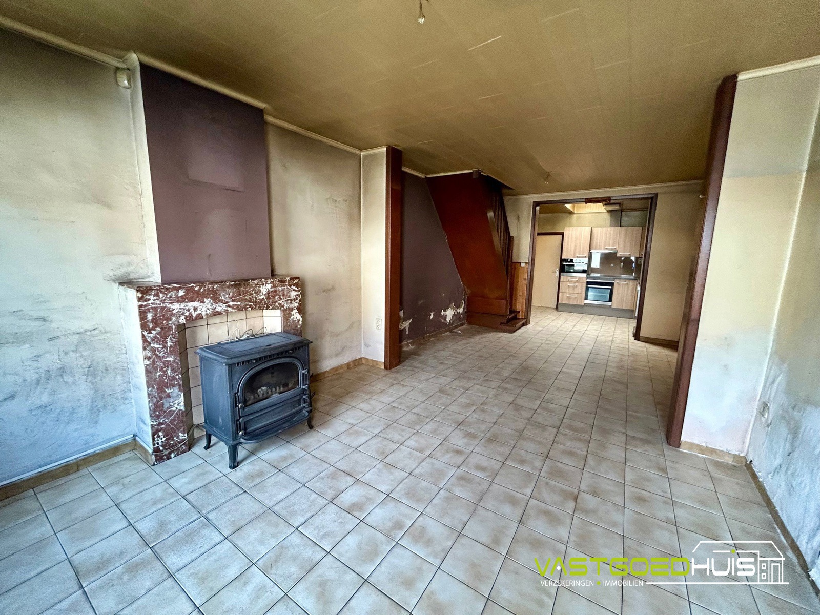 Te renoveren gezinswoning met garage en tuin - foto 4