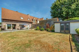 <p><span>Op zoek naar een goed onderhouden HOB in een aangename woonomgeving, met een vlotte verbinding naar de stad en de autostrades richting Antwerpen en Brussel? Dan is deze woning zeker het ontdekken waard!</span></p><p><span>De woning beschikt over een inkomhal met vestiaire en gastentoilet, een gezellige leefruimte met schuifraam naar het zuidgerichte terras en de tuin, en een open keuken met recente inbouwtoestellen. Verder zijn er een ruime wasplaats/berging en een inpandige garage met automatische sectionaalpoort aanwezig.</span></p><p><span>Op de eerste verdieping bevinden zich 4 ruime slaapkamers, een apart toilet en een ingerichte badkamer. Via één slaapkamer is de zolder bereikbaar, die mogelijkheden biedt voor een 5de slaapkamer of hobbyruimte.</span></p><p><span>De hoekligging zorgt bovendien voor een handige achtertoegang vanaf de straat. Een tuinberging biedt extra opbergruimte.</span></p><p><span>Ook buiten heeft deze woning heel wat te bieden. Achteraan bevindt zich een ruim, zuidgericht terras waar u heerlijk kunt genieten van de rust en de buitenruimte.</span></p><p><span>Kortom, dit is een praktisch ingedeelde, instapklare gezinswoning met ruimte, comfort en uitbreidingsmogelijkheden! </span></p><p><span> </span></p><p><span>Graag meer info of een bezoek? Contacteer ons via 0479/01.01.01!</span></p>