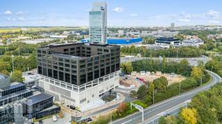 Deze nieuwbouw kantoren van maar liefst 1.911 m² zijn fenomenaal gelegen en te huur met een uitstekende zichtbaarheid langs de drukbezochte Kortrijksesteenweg. Dankzij de ligging op slechts<strong> 600 meter van de E40-uitrit Sint-Denijs-Westrem</strong> is dit een ideale locatie voor bedrijven die bereikbaarheid en zichtbaarheid hoog in het vaandel dragen.<br /><br />De kantoorruimte is bijzonder lichtrijk en ingericht als een <strong>modern landschapskantoor</strong>. Deze bevindt zich in een gloednieuw, kwalitatief hoogstaand kantorencomplex met een <strong>BREEAM-excellent certificering.</strong> Omgeven door groen biedt dit complex ook extra faciliteiten die het werkcomfort aanzienlijk verhogen: <strong>ruime parkeergelegenheid</strong>, <strong>elektrische laadpalen voor auto’s</strong>, <strong>eetmogelijkheden en ontspanningsruimtes</strong>. De kantoren zijn hoogwaardig afgewerkt en voorzien van alle moderne comfort.<br /><br />Voor meer informatie, detailplannen, of het boeken van een vrijblijvend plaatsbezoek, neemt u gerust contact op met <strong>PANORAMA B2B GENT KANTOREN</strong> op het nummer <strong>0477 44 39 30</strong>.