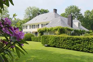 Op een van de meest gegeerde en residentiële locaties van Brasschaat centrum bevindt zich deze uitzonderlijke en charmante villa op een ruim...