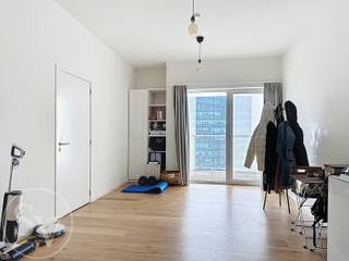 <p><strong>PRIJS: €238.000 inclusief parking.<br /><br />Licht en stijlvol appartement met terras &amp; uitzicht – 11de verdieping in een trendy toren in Antwerpen</strong></p>
<p><br />Wonen in een <strong>architecturaal herkenningspunt van Antwerpen</strong>? Dit verzorgd appartement van <strong>68,2 m² (incl. terras)</strong> op de <strong>11de verdieping</strong> biedt u niet alleen een prachtig uitzicht, maar ook een warm en gezellig gevoel zodra u binnenkomt.</p>
<p></p>
<p>Wat maakt dit appartement zo aangenaam?</p>
<ul>
<li><strong>Zonnige leefruimte</strong> met grote ramen en toegang tot het terras</li>
<li><strong>Open keuken</strong> (vaatwasser, kookplaat, dampkap, oven, koelkast) die naadloos aansluit op de woonkamer</li>
<li><strong>Slaapkamer </strong>met handige <strong>bureelhoek </strong>en toegang tot het terras</li>
<li>Warme parketvloer die luxe en gezelligheid uitstraalt</li>
<li>Ruime <strong>badkamer </strong>met inloopdouche, lavabo en toilet, afgewerkt met comfortabele kunststofvloer</li>
<li>Praktische <strong>berging </strong>met aansluiting voor wasmachine</li>
</ul>
<p><strong><br />Technisch:</strong></p>
<ul>
<li>Verwarming op gas via collectieve installatie met individuele calorimeters</li>
<li>Individuele meters voor water en elektriciteit</li>
<li>EPC, elektriciteitskeuring, plannen en pre-verkoopinfo beschikbaar onderaan deze pagina</li>
</ul>
<p><strong><br />Het geheel omvat:</strong></p>
<ul>
<li>Het <strong>appartement </strong>11E, <strong>€212.000</strong></li>
<li>Private <strong>kelderberging</strong>, inbegrepen (nr. 003, niveau -1)</li>
<li>Twee <strong>fietsenstallingen</strong>, gebruiksrecht inbegrepen (nrs. 412en 413)</li>
<li><strong>Autostaanplaats </strong>(nr. 110, niveau -1) aan <strong>€26.000 (verplicht mee aan te kopen)</strong></li>
</ul>
<p><strong><br />Huursituatie:</strong></p>
<ul>
<li>Autostaanplaats P110 op -1 verhuurd aan €75/maand</li>
<li>Appartement verhuurd, stilzwijgend verlengd. Momenteel zit de overeenkomst in het 3de jaar van een 9-jarige overeenkomst. Opzegbaar voor eigen bewoning mits een vooropzeg van 6 maanden. Huidige huur (geïndexeerd): €816 + €100 provisie kosten</li>
<li><strong>Algemene kosten</strong> appartement en parking: ca. <strong>€145/maand (gemiddelde van de laatste 2 jaarafrekeningen - excl. verwarming)</strong></li>
<li>Verhuur via poolsysteem welk definitief een einde neemt op 31/10/2026</li>
</ul>
<p></p>