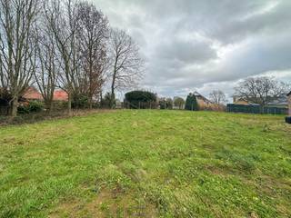 RUSTIG GELEGEN BOUWGROND in Moerbeke (Geraardsbergen) biedt de perfecte kans om uw DROOMWONING te realiseren in een GROENE, KINDVRIENDELIJKE OMGEVING. Gelegen in een DOODLOPENDE STRAAT, geniet u hier van maximale RUST EN PRIVACY, terwijl WINKELS, SCHOLEN EN OPENBAAR VERVOER toch vlot bereikbaar zijn. Met een BOUWBREEDTE VAN 12 METER EN EEN DIEPTE VAN 10 METER heeft u ruime mogelijkheden voor een stijlvolle OPEN BEBOUWING, inclusief de optie voor een APARTE GARAGE OF BIJGEBOUW. Deze TOPLOCATIE combineert WOONCOMFORT EN MOBILITEIT in een aangename buurt met een HOGE LEVENSKWALITEIT. Neem vandaag nog CONTACT OP en ontdek zelf de mogelijkheden van deze UNIEKE BOUWGROND!<br /><br />Adres: Leemputstraat LOT 11 te Moerbeke (Geraardsbergen)<br /><br />P-score: A