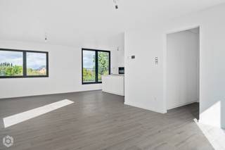 Op een uitstekende locatie, vlak bij het centrum van Putte, bevindt zich deze energiezuinige penthouse met drie slaapkamers en twee terrassen. Het appartement ligt op wandelafstand van het centrum, waar winkels, scholen en openbaar vervoer vlot bereikbaar zijn. <span>Deze penthouse beschikt over een uitstekende energiescore (EPC A).</span><br /><br />We betreden het appartement op de tweede verdieping via de inkomhal met apart toilet. De ruime leefruimte biedt volop mogelijkheden en beschikt over voldoende plaats voor een gezellige zithoek en een aparte eethoek. Aansluitend bevindt zich het eerste terras van 16 m², met een oostelijke oriëntatie. De sfeervolle eetruimte grenst aan de volledig uitgeruste keuken, die afgewerkt is met kwalitatieve toestellen en toegang geeft tot het tweede terras van 20 m², met een zuidwestelijke oriëntatie. Naast de keuken bevindt zich bovendien een praktische berging. Via de nachthal bereiken we de drie slaapkamers en de badkamer, die voorzien is van een ligbad, inloopdouche en dubbele lavabo.<br /><br />Op het gelijkvloers zal u ook nog beschikken over een carport met berging. Buiten kan u bovendien genieten van de gemeenschappelijke tuin. Deze buitenaanleg wordt nog voorzien.<br /><br /><span>Dit is een uitstekende opportuniteit als u op zoek bent naar een lichtrijk appartement met drie slaapkamers en twee terrassen te Putte. Contacteer ons voor meer informatie op 0474 78 07 73 of via info@boonstravastgoed.be.</span><br /><br /><span>Bijzonderheden:</span><br /><span>- EPC = label A</span><br /><span>- Drie slaapkamers<br />- Carport met berging</span>