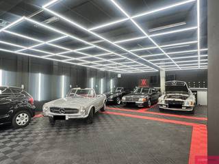 <p><span>Gelijkvloerse werkplaats/magazijn op centrale ligging.</span></p><p><span>*Meer info/bezoek? vv@clissenimmo.be*</span></p><p><span>Gelegen aan het kruispunt van de Ijzerlaan met Noorderlaan in de nabijheid van meerdere uitvalswegen kunnen wij u deze gelijkvloerse werkplaats aanbieden. Werkplaats van +/-114m² is toegankelijk via een sectionale poort. Op het gelijkvloers is er tevens een onthaalruimte/receptie met rechtstreekse toegang vanuit de straat. Op de eerste verdieping bevindt er zich nog een bureau welke toegankelijk is met een vaste trap vanuit het magazijn. Toilet op het gelijkvloers. LED-verlichting niet inbegrepen, kan mogelijks worden overgenomen.</span></p><p><span>Indien gewenst kan er op de tweede verdieping van dit gebouw een bijkomende opslagruimte/atelier gehuurd worden van +/-130m² aan €800/maand.</span></p><p><span>Magazijn kan gehuurd worden voor 1jaar, onmiddellijk beschikbaar.</span></p>