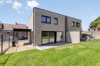 Ben jij op zoek naar een moderne, instapklare en vooral energiezuinige woning? Kom dan deze prachtige halfopen nieuwbouwwoning ontdekken!<br /><br />In het centrum van Anzegem, in een rustige woonomgeving vindt u deze halfopen nieuwbouwwoning op wandelafstand van winkels en scholen.<br /><br />Deze woning werd opgetrokken in een moderne en hedendaagse stijl, met oog op ruimte en conform. De woning werd gebouwd met kwalitatieve materialen en is recent volledig geschilderd.<br /><br />INDELING<br /><br />Gelijkvloers<br />Inkomhal - gastentoilet - lichtrijke living - open keuken - berging - tuin en terras<br /><br />Eerste verdieping<br />Nachthal - toilet - slaapkamer 1 - slaapkamer 2 - slaapkamer 3 - bergruimte - badkamer met inloopdouche en bad.<br /><br />TROEVEN<br /><br />+ Gemakkelijk bereikbaar (dicht bij E-17, Waregem,..)<br />+ Energiezuinig (zonnepanelen) <br />+ Duurzame en tijdloze materialen<br />+ verkoop onder registratierechten<br /><br />Interesse in deze woning? Maak dan nu jouw afspraak via 0472 18 64 20 of matisse.vandererven@dewaele.com.<br /><br /><br />Bestuursmaatregelen in het maatregelenregister: nee<br /><br />Deze AI-visualisaties zijn bedoeld als inspiratie. Er werd geen rekening gehouden met technische specificaties, stedenbouwkundige voorschriften of de concrete mogelijkheden tot realisatie.