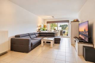 <strong>LIGGING<br /><br /></strong>Op zoek naar een appartement waar comfortabel wonen en een vlotte bereikbaarheid hand in hand gaan? Dit appartement van 80 m², gelegen op de eerste verdieping van een gebouw uit 2006 in de Fraterstraat te Merelbeke-Flora, heeft heel wat troeven in huis.<br /><br />De kamers kijken uit op een groene omgeving, wat zorgt voor een aangenaam gevoel van rust. Tegelijk woon je hier op een praktische locatie, met supermarkten, een apotheek, scholen en openbaar vervoer in de nabije omgeving. Ideaal voor wie dagelijkse voorzieningen graag binnen handbereik heeft.<br /><br />Ook op vlak van mobiliteit zit je hier goed. Dankzij de vlotte verbinding met de R4, E40 en E17 bereik je eenvoudig Gent en de omliggende gemeenten. Liever met de fiets op pad? In ongeveer 20 minuten fiets je naar Gent-Zuid.<br /><br /><strong>INDELING<br /><br /></strong>Via de inkomhal met gastentoilet kom je in de lichtrijke leefruimte, waar de uitgeruste keuken naadloos aansluit bij het woongedeelte. Aansluitend bevindt zich het westgerichte balkon: de ideale plek om na een drukke dag even te ontspannen en te genieten van de avondzon.<br /><br />Het appartement beschikt verder over twee slaapkamers en een badkamer uitgerust met een douche in bad en een dubbele lavabo. <br /><br />Extra praktisch is de technische berging, met aansluitingen voor zowel een wasmachine als een droogkast.<br /><br />Bij het appartement horen zowel een inpandige autostaanplaats als een buitenstaanplaats. Beide zijn verplicht aan te kopen voor een totaalprijs van € 27.500.<br /><br />Interesse? Neem contact op met Bram via +32 471 76 90 50 en plan je bezoek in.