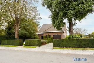 In het geliefde Steenland, een rustige en doodlopende villawijk in Aalst, wacht deze charmante villa op haar nieuwe eigenaar. Hier geniet je van de perfecte balans tussen rust, ruimte en bereikbaarheid, met de prachtige natuurgebieden Kluizenbos en Gerstjens vlakbij voor heerlijke wandelingen en ontspanning in het groen.<br /><br />EPC label C – Geen renovatieplicht! / Centrale verwarming / Regenwaterput / Solide structuur / Zuidwest georiënteerde tuin / Authentieke parket op de 1<sup>e  </sup>verdieping<br /><br />Bij het betreden van de woning voel je meteen de warme en huiselijke sfeer. Op het gelijkvloers bevindt zich een lichtrijke leefruimte met uitzicht op de perfect georiënteerde tuin – een oase van rust waar je in alle privacy kunt genieten van de zon. De praktische keuken sluit mooi aan bij de eet- en leefruimte, terwijl een aparte bureau ideaal is voor een zelfstandige praktijk of home office. Verder vind je een handige wasplaats/berging, een gastentoilet en een inpandige garage die rechtstreeks toegang biedt tot de woning. Een kelder maakt het geheel compleet en biedt extra functionaliteit voor wie graag orde en ruimte combineert.<br /><br />De eerste verdieping herbergt drie ruime slaapkamers en een comfortabele badkamer met toilet. Twee extra bergruimtes zorgen ervoor dat alles netjes kan worden opgeborgen, terwijl de zolder nog bijkomende opslagmogelijkheden biedt.<br /><br />De villa beschikt bovendien over een oprit voor één wagen en ligt in een kindvriendelijke, residentiële buurt met een uitstekende verbinding naar scholen, winkels en het centrum van Aalst. Of je nu een gezin bent dat op zoek is naar rust en ruimte of een starter die wil investeren in een kwaliteitsvolle woning – deze villa voldoet aan alle verwachtingen.<br /><br />Mis deze unieke kans niet om te wonen op een toplocatie in Aalst waar comfort, rust en natuur samenkomen.<br /><br />Plan vandaag nog je bezoek en laat je betoveren door de charme en ligging van deze prachtige woning!