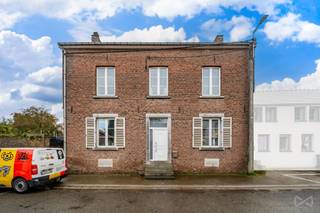 We Invest Hesbaye vous propose cette charmante maison de maître située dans le paisible village de Les Waleffes.<br /><br />Au rez-de-chaussée, vous trouverez une cuisine entièrement équipée, une salle à manger, un salon et une buanderie. À l'étage, la maison offre 3 chambres (15m², 21m², 23m²), un dressing et une spacieuse salle de bains ! Besoin de plus d'espace ? Pas de souci, cette maison dispose également de deux greniers de 50m² et 38m², sans oublier les vastes caves.<br /><br />À l'extérieur, vous profiterez d'une cour, d'un jardin et de diverses annexes.<br /><br />Caractéristiques techniques : châssis PVC double vitrage, électricité bi-horaire conforme (entièrement refaite en 2016), chauffage central au mazout, tout-à-l'égout.<br /><br />PEB : G - 631 kWh/m².an - 163.962 kWh/an – 20150707017972<br /><br />Offre sous réserve de l'acceptation des propriétaires. <br /><br />Envie de visiter ? Contactez-nous : 0499/19.26.45 - felicien.ponzoda@weinvest.be<br />***** Pour découvrir d'autres opportunités en exclusivité, n'hésitez pas à nous contacter. Nous sommes à votre disposition pour vous accompagner dans votre projet d'achat, d'investissement ou de vente. Évaluation gratuite et sans engagement. *****