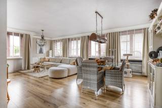 Deze gezellige woning met 3 slaapkamers is centraal gelegen in het centrum van Overpelt. Alle voorzieningen zoals winkels, scholen, horeca en openbaar vervoer bevinden zich op wandelafstand. Dankzij de nabijheid van de Ring en de Noord-Zuidverbinding zijn ook de omliggende gemeenten vlot bereikbaar.<br /><br />Indeling:<br />Het gelijkvloers biedt heel wat mogelijkheden. Aan de voorzijde is er momenteel een kapsalon, bereikbaar via een aparte inkomdeur. Daarnaast is er nog steeds een garage aanwezig. De privétoegang tot de woning bevindt zich langs de zijkant en leidt naar een inkomhal met gastentoilet. Verder zijn er een praktische berging/wasplaats en extra opbergruimte voorzien. Indien gewenst kan deze verdieping echter eenvoudig teruggebracht worden naar de oorspronkelijke situatie: grote open ruimte met plaats voor 2 garages.<br /><br />Een vaste trap brengt je naar het woongedeelte. Hier zorgt de lichtrijke woonkamer voor een aangename leefruimte, met aansluitend de recent vernieuwde keuken. Vanuit de keuken heb je toegang tot een gezellig terras waar je in alle rust kan genieten.<br /><br />Op de bovenverdieping bevinden zich drie slaapkamers, waarvan twee zeer ruime, en een badkamer uitgerust met bad, douchecabine en wastafel. Via een valtrap bereik je bovendien een handige zolder, ideaal als extra bergruimte.<br /><br />De buitenruimte is momenteel ingericht met kiezels, maar kan eenvoudig omgevormd worden tot een aangename tuin.<br /><br />Extra troeven:<br />- EPC-label C<br />- Woning grotendeels gerenoveerd de afgelopen jaren<br />- Polyvalente ruimte met aparte inkom, ideaal voor handelsdoeleinden of hobby’s<br />- Garage en voldoende parkeergelegenheid<br />- Centrale topligging<br /><br />Voor meer info of een bezoek contacteer ons via info@vastengoed.be of via 014/72 73 74.<br /><br />Wenst u een gratis schatting van uw eigendom? Contacteer ons via 014/72 73 74.