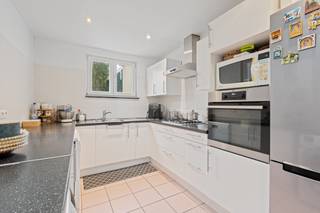 Te koop in Wemmel, centraal gelegen woning met 4 slaapkamers.Deze gesloten bebouwing is gelegen in het centrum van Wemmel. De woning telt 4...