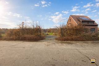 <p><span>Bouwgrond (open bebouwing) te koop in het rustige en landelijke Zepperen</span></p><p><span> </span></p><p><span>Mooi perceel bouwgrond gelegen in een zeer rustige straat in het landelijke Zepperen, <br />deelgemeente van Sint-Truiden.</span></p><p><span> </span></p><p><span>Deze bouwgrond is geschikt voor het bouwen van een vrijstaande woning (open bebouwing) <br />en vormt de ideale locatie voor wie rustig wil wonen in een groene omgeving. De expresweg <br />N80 Sint-Truiden Hasselt is vlot bereikbaar. De bouwvoorschriften zijn ruim en flexibel <br />opgesteld zodat er weinig beperkingen zijn.</span></p><p><span> </span></p><p><span>Kenmerken van het perceel:</span></p><ul><li><span>Straatbreedte: 15m</span></li><li><span>Diepte: 32m</span></li><li><span>Totale oppervlakte: 4a 66ca</span></li><li><span>Bestemming: open bebouwing</span></li><li><span>Rustige, aangename ligging met landelijk karakter</span></li></ul><p><span>Voor verdere inlichtingen of voor de raadpleging van de bouwvoorschriften kan u ons <br />contacteren op </span><span>012 26 22 05</span><span> of via mail: <span>info@hetimmohuis.be</span></span><span>.</span></p>