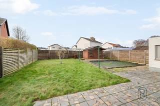 <p>Ruime gezinswoning met 4 slaapkamers, garage, zuidgericht terras en tuin, gelegen in een aangename en goed bereikbare omgeving! Deze woning combineert een praktische indeling met comfort en tal van extra troeven.<br /><br />INDELING:<br />Inkomhal, ruime woonkamer met open haard, volledig geïnstalleerde open keuken, badkamer met ligbad en douche, aparte douchekamer, 2 toiletten, wasplaats en kelder (berging). Op de verdieping bevinden zich 4 slaapkamers en een nachthal. Daarnaast is er een zolder die momenteel dienst doet als bergruimte.<br />Buiten geniet u van een zuidgericht terras en tuin, een tuinhuis en een garage met automatische poort. <br /><br />Wat maakt dit pand uniek?<br />♦ 4 slaapkamers – ruime gezinswoning – open haard met schouw en overkap in geslagen koper – recent dak en isolatie (2007) – rolluiken overal – automatisch zonnescherm bij terras– garage met automatische poort – CV op mazout (gekeurd) – rustige ligging met speelplein, KSA, scholen en winkels in de buurt.<br /><br />Voor wie is dit pand ideaal?<br />♦ Voor gezinnen die ruimte, comfort en een zonnige tuin zoeken.<br />♦ Voor wie een degelijke woning wil met praktische extra’s.<br />♦ Voor kopers die een woning zoeken in een kindvriendelijke buurt met alle voorzieningen nabij.<br /><br />Akte mogelijk vanaf 1 juni 2026. <br /><br />Te koop via Immo Beguin, jouw vastgoedexpert sinds 2009. Met kantoren in Ronse, Waregem, Kortrijk, Deinze, Doornik en Lessines.<br />✉️ info@immobeguin.be<br />📞 +32 486 60 66 00</p>