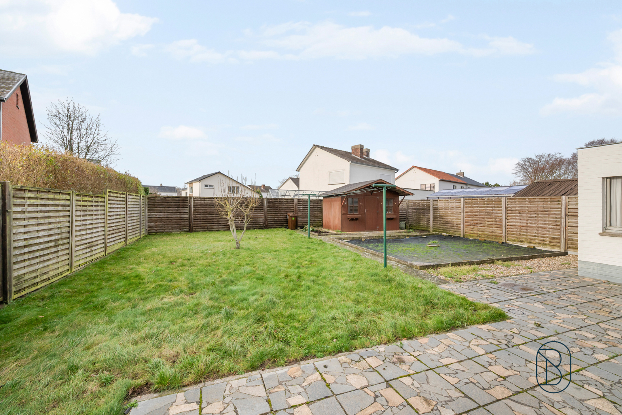 Ruime gezinswoning met 4 slaapkamers, garage en zonnige tuin - foto 3