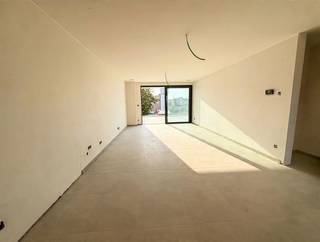 <p><span>Zeer ruim 1 (+1)-slaapkamerappartement op de eerste verdieping met zuidgericht terras van ca. 43 m², balkon en ondergrondse parkeerplaats, in hartje Maaseik.</span></p><p><span> </span></p><p><span>Dit aangename appartement op de eerste verdieping van de kleinschalige residentie "</span><span>Aan de Gendermerie"</span><span> biedt een bijzonder mooie combinatie van ruimte, licht en hedendaags wooncomfort. Met een bewoonbare oppervlakte van ca. 75 m² en een indrukwekkend zuidgericht terras van maar liefst ca. 43 m² én balkon aan de voorzijde beschikt u hier over uitzonderlijke buitenruimtes die een echte verlenging vormen van de leefruimte. De grote raampartijen zorgen voor een aangename lichtinval en verbinden de leefruimte op een natuurlijke manier met het ruime terras aan de achterzijde. Daarnaast beschikt het appartement over een extra ruimte die flexibel kan worden ingericht als bureau, hobbyruimte, of logeerkamer. </span></p><p><span>De residentie telt slechts zes appartementen en wordt gerealiseerd volgens de hedendaagse BEN-normen, met onder meer een warmtepomp, zonnepanelen, vloerverwarming, ventilatiesysteem D en een uitstekende isolatie. De keuken en badkamer worden momenteel volledig afgewerkt en zijn inbegrepen in de aankoopprijs. Dit project komt in aanmerking voor het </span><span>verlaagde btw-tarief van 6% (onder voorwaarden). De oplevering van dit appartement is voorzien voor eind november 2026!</span></p><p><span> </span></p><p><span>Indeling appartement:</span></p><ul><li><span>Inkomhal met toegang tot alle vertrekken. Vestiaireruimte aanwezig</span></li><li><span>Lichtrijke leefruimte voorzien van een open keuken en zithoek, met rechtstreekse toegang tot het royale zuidgerichte terras</span></li><li><span>Polyvalente ruimte achter de leefruimte, ideaal als bureel, hobbyruimte of logeerkamer. Aanslutind aan deze ruimte bevindt zich nog een gezellig balkon </span></li><li><span>Zonnig en uitzonderlijk ruim zuidgericht terras van ca. 43 m²</span></li><li><span>Nachthal </span></li><li><span>Ruime slaapkamer aan de achterzijde, eveneens met rechtstreekse toegang tot het terras</span></li><li><span>Badkamer voorzien van inloopdouche en wasmeubel met wastafel</span></li><li><span>Gastentoilet met fonteintje</span></li><li><span>Praktische berging met aansluitingen voor wasmachine en condensdroger</span></li></ul><p><span> </span></p><p><span>Alle troeven op een rij:</span><span><br /><br /></span></p><ul><li><span>Kleinschalige residentie met slechts 6 appartementen</span></li><li><span>BEN-woonproject (E-peil E20) met warmtepomp, zonnepanelen, vloerverwarming, ventilatiesysteem D en uitstekende isolatie</span></li><li><span>Uitzonderlijk groot zuidgericht terras van ca. 43 m² én balkon aan de voorzijde</span></li><li><span>Veel natuurlijke lichtinval dankzij de grote raampartijen</span></li><li><span>Zonwerend glas aan de zuidzijde, in combinatie met hoogwaardig aluminium schrijnwerk</span></li><li><span>Keuken en badkamer worden volledig afgewerkt en zijn inbegrepen in de aankoopprijs</span></li><li><span>Ondergrondse autostaanplaats inbegrepen, met voorziening voor het opladen van een elektrische wagen</span></li><li><span>Gemeenschappelijke fietsenstalling met individueel oplaadpunt</span></li><li><span>Rustige én centrale ligging, op wandelafstand van winkels, horeca, openbaar vervoer en recreatie</span></li><li><span>Gelegen in het hart van Maaseik, met alle dagelijkse voorzieningen binnen handbereik</span></li></ul><p><span> </span></p><p><span>Een bijzonder aangenaam appartement voor wie op zoek is naar ruimte, licht en hedendaags wooncomfort, met als absolute troef het uitzonderlijk ruime zuidgerichte terras.</span><span> De combinatie van de kleinschalige residentie, energiezuinige technieken, flexibele indeling en centrale ligging maakt dit een aantrekkelijke woonplek voor zowel een alleenstaande als een koppel.</span></p><p><span> </span></p>