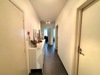 Dit mooie, instapklare appartement is ideaal voor wie op zoek is naar comfortabel en energiezuinig wonen op een gunstige locatie, op korte afstand van het stadscentrum. Dankzij het gunstige EPC-label B geniet je van een aangenaam wooncomfort en een energiezuinige woning.<br /><br />Met een bewoonbare oppervlakte van 91 m², twee slaapkamers en een praktische indeling biedt dit appartement alle ruimte om je meteen thuis te voelen. Bovendien is er optioneel een autostaanplaats beschikbaar, wat zorgt voor extra comfort.<br /><br />Indeling:<br /><br />Verdiep +1: <br />- Inkomhal<br />- Ruime woonkamer<br />- Open keuken<br />- Slaapkamer 1<br />- Slaapkamer 2<br />- Praktische berging<br />- Apart gastentoilet<br /><br />Algemeen:<br />- EPC-label B<br />- Bewoonbare oppervlakte: 91 m²<br />- Gemeenschappelijke kosten: 40,00 euro/maand<br />- Autostaanplaats: 45,00 euro/maand (optioneel bij te huren)<br /><br />Interesse in dit appartement?<br /><br />De snelste manier om een bezoek in te plannen, is via de roze knop op onze website (www.dewaele.com).<br /><br />Telefonisch kunnen er geen afspraken voor bezichtigingen gemaakt worden.<br /><br />Tot binnenkort!