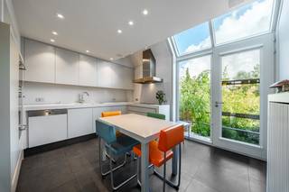 Nabij de groene long van Roeselare, in een rustige woonwijk, bevindt zich dit verrassend ruim en uitstekend onderhouden huis. Het huis werd gebouwd in 1986 op een perceel van net geen 400 m² en is doorheen de jaren met de grootste zorg onderhouden. Dit uit zich in hoogwaardige materialen en prachtig maatwerk. Met een bewoonbare oppervlakte van maar liefst 233 m² en een knap aangelegde tuin biedt dit huis een unieke combinatie van comfort, ruimte en (commerciële) mogelijkheden!<br /><br />Indeling van het huis:<br /><br />Gelijkvloers<br />- commerciële ruimte (voorheen een goeddraaiende winkel en kapperszaak), opgedeeld in 3 multifunctionele ruimtes<br />- bergruimte<br />- afzonderlijk toilet<br /><br />Eerste verdieping<br />- traphal met apart toilet<br />- lichtrijke woonkamer met stijlvolle ingebouwde kasten (Coopman Interieur) en een sfeervolle houtkachel<br />- volledig geïnstalleerde keuken (2022) afgewerkt met een corian werkblad en Miele-toestellen<br />- praktische berging<br />- zonnig dakterras met toegang naar de tuin<br /><br />Tweede verdieping<br />- 2 volwaardige slaapkamers<br />- 3e slaapkamer of dressing<br />- badkamer voorzien van douche, ligbad, dubbele wastafel en toilet<br /><br />Zolder<br /><br />Tuin & bijgebouwen<br />- groene oase met volledige privacy dankzij de doordachte beplanting en diverse terrassen<br />- afzonderlijk bijgebouw/bureel: perfect voor thuiswerk, een zelfstandig beroep of hobbyruimte<br />- wellnesszone met jacuzzi en verfrissende buitendouche<br />- handige fietsenberging<br /><br />Troeven op een rij:<br />- EPC A! Extreem energiezuinig en toekomstbestendig dankzij oa 26 zonnepanelen<br />- eindeloze commerciële en professionele mogelijkheden<br />- centrale, maar bijzonder rustige ligging nabij het centrum van Roeselare<br /><br />Zoek je een instapklaar huis met enorm veel ruimte, veelzijdige (commerciële) opties en een toplabel op energetisch vlak? Kom dan zeker de sfeer en mogelijkheden ter plaatse ontdekken!<br /><br />Bestuursmaatregelen in het maatregelenregister: nee