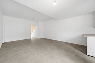 <p><span>Bij de vernieuwing van deze woning is alles uit de kast gehaald om te zorgen voor een kwalitatief en energiezuinig resultaat. De EPC-score van 72 kWh/m²/jaar (Label A), maakt dat deze woning klaar is voor de toekomst, met dikke isolatielagen en 8 zonnepanelen van het glas-glas type, die ook onderaan het zonlicht capteren. In de Harnasstraat passeert weinig doorgaand verkeer en parkeert u langs de straat zonder schijf. Wie op de details let, spot een ingebouwde kast onder de trap, volledig afgewerkte opdekdeuren, een gevelplint in blauwe hardsteen, een mooie tuinafsluiting en keramische, vlakke dakpannen. Op het gelijkvloers met grote grijze tegels, vloeien de ruimtes in mekaar: inkom, open keuken en leefruimte. De U-vormige open keuken, is uitgerust met volgende toestellen: kookplaat met geïntegreerde afzuiging, oven, microgolf, koelkast, freezer en vaatwasser. In de tuin met beperkte inkijk, beschikt u over een terras (betonklinkers), buitenkraan, stopcontacten en lichtpunt. Qua bergruimte, staat een afgewerkte berging/wasplaats ter beschikking. In de 3 kamers kan u zelf vaststellen hoe stil deze buurt is. In de badkamer is plaats voor een regendouche met glazen wand en thermostatische kraan; een sierradiator en een dubbel lavabomeubel met spiegel. De woning kreeg een officiële Mobiscore mee van 9 op 10. Op circa 5 minuten vervoegt u de R6/E19.</span></p><p><span> </span></p>