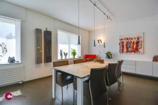 <p><span>Ruime instapklare gezinswoning op unieke locatie in Herent </span></p><p><span> </span></p><p><span>Welkom in deze ruime en instapklare gezinswoning, gelegen in een rustige doodlopende straat. </span></p><p><span>Hier geniet je dagelijks van privacy, rust en een groene omgeving. </span></p><p><span> </span></p><p><span>Op deze uitstekende ligging woon je midden in het groen, met uitzicht op de prachtige weides. Ook de winkels, scholen en belangrijke verbindingswegen zijn vlot bereikbaar.</span></p><p><span> </span></p><p><span>Bij aankomst word je meteen verwelkomd door een ruime inkomhal die de open en aangename sfeer van de woning meteen voelbaar maakt. </span></p><p><span> </span></p><p><span>De leefruimte baadt in het natuurlijke licht dankzij de grote raampartijen, die niet alleen zorgen voor een ruimtelijk gevoel, maar ook een prachtig uitzicht bieden op de groene tuin en de vijver. </span></p><p><span>Hier vloeien binnen en buiten moeiteloos in elkaar over en geniet je elk seizoen.</span></p><p><span> </span></p><p><span>Op het eerste verdiep: drie volwaardige slaapkamers en een bureau. Ook de ruime zolderverdieping kan perfect ingericht worden als extra slaapkamer, hobbyruimte of thuiskantoor. </span></p><p><span> </span></p><p><span>Met een bewoonbare oppervlakte van maar liefst 267 m² beschikt de woning over alle ruimte die je nodig hebt voor comfortabel gezinsleven.</span></p><p><span> </span></p><p><span>Op het mooie perceel van 12a60 vind je een prachtig aangelegde tuin. De vijver en jacuzzi creëren een unieke sfeer, ideaal om volledig te ontspannen na een drukke dag. </span></p><p><span> </span></p><p><span>Dankzij de aanwezigheid van een beschermd grondwaterwingebied geniet je bovendien van blijvende privacy en een groen uitzicht. </span></p><p><span> </span></p><p><span>De aanwezige zonnewering zorgt ervoor dat het ook binnen aangenaam vertoeven is tijdens warme dagen. </span></p><p><span>De carport biedt extra comfort en praktische parkeermogelijkheden aan huis.</span></p><p><span> </span></p><p><span>Deze woning biedt je het beste van twee werelden: wonen in alle rust en natuur, zonder in te boeten aan bereikbaarheid en comfort. Een warme thuis voor wie op zoek is naar ruimte, licht en een unieke groene woonomgeving.</span></p><p><span> </span></p><p><span>Wist je dat je de woning ook bemeubeld kan kopen? </span></p><p><span> </span></p><p><span>Interesse in een bezoek? Contacteer ons!</span></p><p><span> </span></p><p><span>015 20 36 00 - info@domoxim.be</span></p><p><span> </span></p><p><span>domoXim. Waar dromen thuis komen!</span></p><p><span> </span></p><p><span>Ook benieuwd naar de waarde van je </span><span>eigen</span><span> woning? Wij geven je graag advies.</span></p><p><span> </span></p><p><span> </span></p><p><span> </span></p>