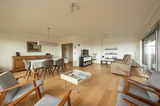 <p><span>Are you looking for a bright apartment with a magnificent panorama and all modern comforts? This exceptional corner apartment on the 7th floor at Leiebos 29 in Merksem offers you a fantastic and carefree home in a quiet private area.</span></p><p><span>The highlights:</span></p><ul><li><span>Exceptional light thanks to the unique corner location with panoramic views.</span></li><li><span>Atmospheric and warm parquet flooring in the living space.</span></li><li><span>Terrace to the entire apartment</span></li><li><span>Includes a one and a half wide garage box the very largest in the building.</span></li></ul><p><span>Layout and finishing: You enter through the entrance hall with separate toilet. Thanks to its corner location, the generous living space enjoys an abundance of natural daylight and a magnificent, far-reaching view. The attractive parquet floor makes it extra cozy here. The kitchen complements this nicely and is functionally furnished. To the rear are the two comfortable bedrooms and the neat bathroom with shower and sink. This apartment is excellently maintained and immediately ready to move in. Parking or additional storage is also an absolute luxury thanks to the exceptionally large one-and-a-half-width garage. A private cellar storage room is also included.</span></p><p><span>About the neighborhood: Het Leiebos is located in a quiet and green private area in Merksem. You live here in a quiet area, yet you are just steps away from stores, schools and public transportation. Moreover, by car you are within minutes on the Antwerp Ring Road and major approach roads.</span></p><p><span>Interested in a visit? Contact us today on 03/646.66.55 or lynn@sinjoor.be</span></p>