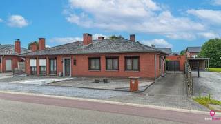 Bij ImmoFusion 7/7 “open huis” : klik op onze 3D-TOUR.<br /><br />Bent u op zoek naar een verzorgde gelijkvloerse woning op een gunstige locatie? Dan is deze woning aan de Geenrijt 13 in Heusden-Zolder zeker een bezoek waard.<br /><br />De woning beschikt over twee volwaardige slaapkamers, een ruime en lichtrijke woonkamer met aansluitende eetruimte en een praktische keuken, uitgerust met een oven, elektrisch kookvuur en koelkast.<br /><br />Verder is de woning deels onderkelderd, wat zorgt voor extra bergruimte. Buiten kunt u volop genieten van het mooi aangelegde en overdekte terras, een ideale plek om in alle rust te ontspannen. Bovendien beschikt de woning over een **aparte garage**, waardoor uw wagen veilig en droog kan worden gestald.<br /><br />Dankzij de uitstekende ligging bevindt u zich op een steenworp van het centrum van Heusden, met winkels, scholen, openbaar vervoer en andere voorzieningen in de directe omgeving.<br /><br />Pluspunten:<br />- Gelijkvloerse woning<br />- 2 volwaardige slaapkamers<br />- Ruime en lichtrijke leefruimte met aansluitende eetkamer<br />- Praktische keuken met oven, elektrisch kookvuur en koelkast<br />- Deels onderkelderd<br />- Aangelegd en overdekt terras<br />- Aparte garage<br />- EPC-label D (geen renovatieverplichting)<br />- Rustige ligging nabij het centrum van Heusden<br /><br />Maatregelen opgenomen in het Maatregelenregister: nee<br /><br />Een bezichtiging ter plaatse of meer info, bel ons op 078/78.78.70, of kom gewoon binnen op ons kantoor, steeds welkom!