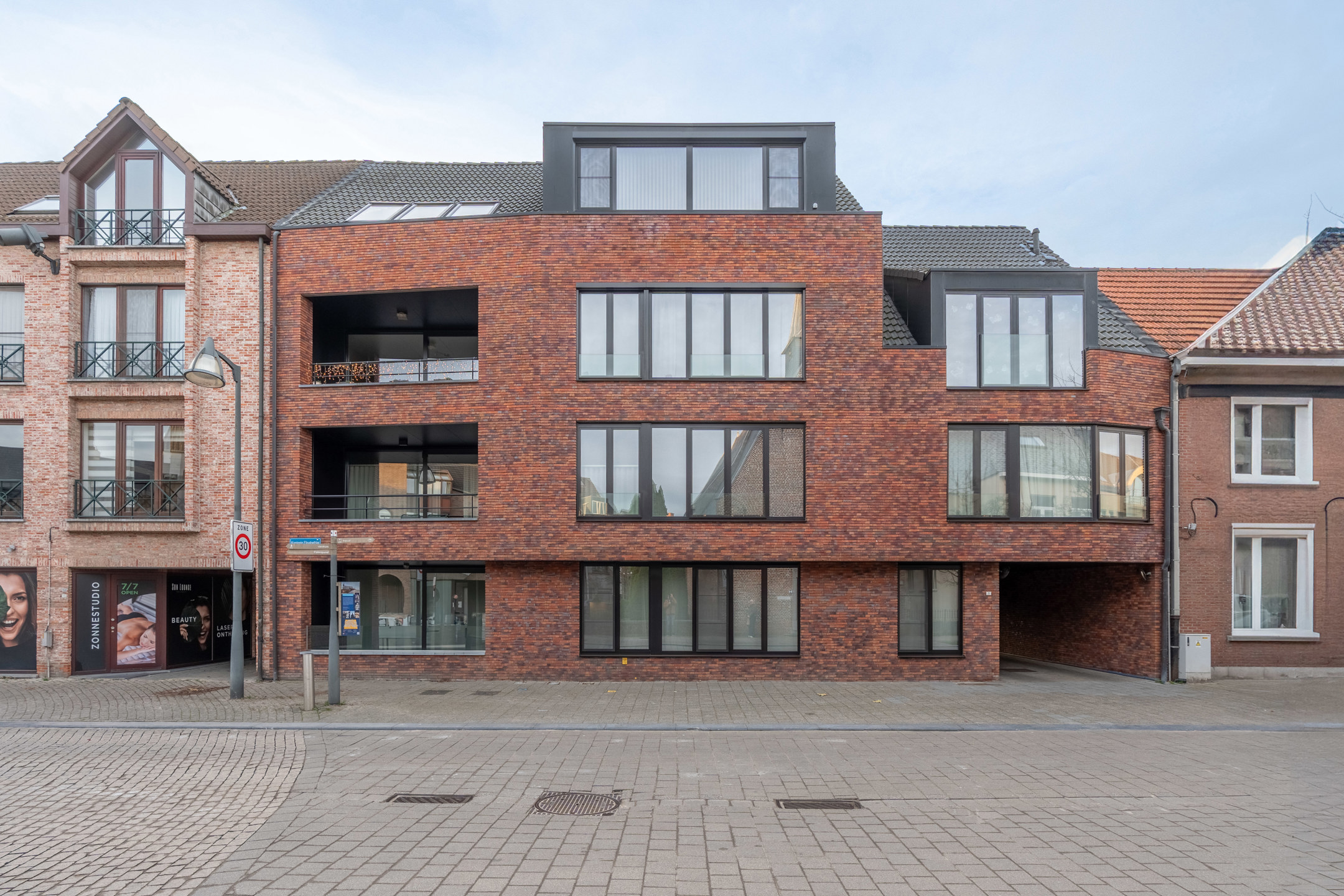 Zeer gunstig gelegen ondergrondse autostaanplaatsen te koop! - foto 3