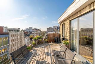 Urban sky living: Bright top-floor apartment with expansive terraces in the heart of Antwerp Locatie: aantrekkelijk en in verbinding met je...