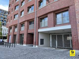 <p><span>Zorgeloos parkeren aan Het Eilandje</span></p><p><span>Op een uitstekende locatie, gelegen in een afgesloten, ondergrondse garage van een recent gebouw vinden we deze parkeerplaats. Via de Leien, de Kaaien of de Waaslandtunnel bent u in een mum van tijd op de belangrijkste invalswegen. Altijd zeker van een plaats, dus geen parkeerstress meer. Ideaal voor omwonenden of iemand die werkt in de buurt.</span></p><p><span> </span></p><p><span>Beschikbaar bij akte.</span></p>