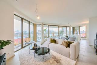 <span><b>Koop aan 6% btw (onder voorwaarden), ook interessant voor investeerders!</b><br /><br />De Bonnefant, wonen in het midden van de stad en toch omgeven door groen. Een iconisch gebouw op een centrale en culturele locatie waar er ruimte is voor luxe, een onvergetelijke woonervaring of zorgeloos wonen in een assistentiewoning. </span><br /><br /><span>Tussen de gebouwen van De Bonnefant is een </span><strong>groene doorsteek</strong><span> gecreëerd die de Demerstraat rechtstreeks verbindt met het begijnhof. Gezellig vertoeven in één van de twee gemeenschappelijke binnentuinen of liever een barbecue met de buren? Bovendien hebben de terrassen geïntegreerde plantenbakken die zijn uitgerust met een automatisch beregeningssysteem. Een extra groene beleving is verzekerd.</span><br /><br /><span>Het bestaande RTT-gebouw is volledig gerenoveerd met het behoud van de Hasseltse authenticiteit en verder uitgebreid met energiezuinige nieuwbouw. Parkeren in het centrum is geen evidentie maar toekomstige bewoners van De Bonnefant kunnen parkeren in de ruime ondergrondse parkeerplaats. Je kan ook je fiets kwijt in de fietsenstalling. </span><br /><br /><strong>APPARTEMENTEN MET WINTERTUIN:<br /></strong><span>De appartementen met wintertuin laten je zomer en winter genieten van de buitenruimte. Het open zicht en de geïntegreerde plantenbakken maken van deze hoekappartementen met 3 gevels een oase van rust. Er zijn telkens 2 slaapkamers en 2 badkamers voorzien.</span><br /><br /><span><span><strong>Wintertuin Appartement A4 APP 05 - Verdiep 4</strong></span><br />- bewoonbare oppervlakte: 138 m²<br />- oppervlakte wintertuinterras: 35 m²<br />- lichtrijke leefruimte met open keuken voorzien van kookeiland<br />- master bedroom met inloopdressing en ensuite-badkamer voorzien van ligbad en inloopdouche<br />- 2de slaapkamer met ensuite-douchekamer<br />- berging<br />- apart gastentoilet<br />- autostaanplaats in de afgesloten parkeerkelder <br /><br />GENIET VAN <strong>6% btw</strong> (onder voorwaarden). Vermelde prijs is exclusief ondergrondse parkeerplaats en exclusief registratie, btw en notariskosten. Alle appartementen werden volledig afgewerkt (inclusief schilderwerken) en zijn instapklaar. Contacteer ons voor een bezoek ter plaatse.<br /><br />Wij ontzorgen je ook voor <strong>de verkoop</strong> van je <strong>huidige woning</strong>! Voor meer uitleg helpen we je graag verder.<br /><br /></span>