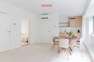 Dit compacte en slimme ingedeelde appartement is gelegen op een toplocatie vlakbij het Ladeuzeplein en biedt een uitstekende opportuniteit voor zowel investeerders als eigen bewoners. Het appartement maakt deel uit van een gebouw dat in 2024 volledig werd gerenoveerd met kwalitatieve materialen en moderne technieken. De indeling omvat een lichtrijke leefruimte met open keuken en eetplaats, een comfortabele slaapkamer met ensuite badkamer en een praktische berging met wasplaats. Aansluitend is er een terras dat extra leefruimte biedt. Het appartement wordt volledig bemeubeld verkocht en is dus meteen klaar voor gebruik of verhuur. Dankzij de aanwezige lucht-lucht warmtepomp geniet je van verwarming en koeling, terwijl zonnepanelen, een ventilatiesysteem en nieuwe ramen zorgen voor een uitstekende energieprestatie met EPC-label A. Elke unit beschikt over eigen meters, wat zorgt voor transparante en individuele verbruikskosten. Het gebouw is uitgerust met een lift, conforme elektriciteit en is volledig asbestvrij. Daarnaast zijn er extra bergingen in de kelder aanwezig. Een belangrijk financieel voordeel is de vrijstelling van onroerende voorheffing tot en met 2029. Door de beperkte oppervlakte is dit appartement geschikt voor zowel studenten als vaste bewoners, wat de verhuurmogelijkheden aanzienlijk vergroot. Bijkomend kan een handige berging aangekocht worden voor slechts 2.500 €. Mis deze kans niet en neem snel contact op met ons via info@homies.be of via 016/22 82 22!