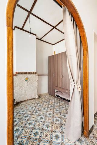 Op woensdag 09/09 in de namiddag organiseer ik een kijkdag op afspraak voor deze woning met een vanaf prijs van 199.000€, een bijkomende voorwaarde voor aanvaarding is dat de akte zal kunnen verlijden tegen 30 oktober 2026. Contacteer mij vandaag nog voor uw afspraak.<br /><br />Instapklare gezellige starterswoning met leuke stadstuin gelegen in de Veldstraat te Harelbeke nabij alle dagdagelijkse winkels en openbaar vervoer. De woning heeft geen renovatieverplichting, is asbestveilig, er zijn geen maatregelen in het maatregelregister, elektriciteit is conform en er is ook een conforme installatie voor zonnepanelen aanwezig.<br /><br />Indeling: inkom met ruimte voor het plaatsen van fietsen of bureau, eetruimte met open keuken met badkamer op het gelijkvloers met toilet. Achterliggend is er nog een ruime zitruimte met zicht op de tuin en een mezzanine dat kan dienen als bureau, vrijetijdsruimte of zelfs extra slaapgelegenheid. Voor een deel van de achterbouw werd op heden een regularisatie ingediend met een architect (vergunning is intussen goedgekeurd). Op de verdieping zijn er 2 ruime slaapkamers van telkens 12m² en een zolderkamer van ook nog eens 12m².<br /><br />Voor meer info of een plaatsbezoek contacteer Peter (BIV 510.335) op peter@therockrealestate.be of 0495 511 391.<br /><br />Tot binnenkort!