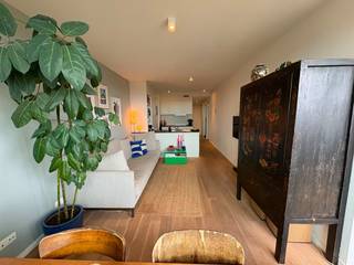Prachtig moderne penthouse met ruim terras en panoramische ramen op de 8ste verdieping in de Theaterbuurt op wandelafstand van winkels, restaurants en openbaar vervoer.<br /><br /><u><strong>Indeling:</strong></u><br />Het appartement heeft een eigen lift dat rechtstreeks toegang biedt tot de lichtrijke leefruimte met aansluitend een volledig ingerichte open keuken en toegang tot het ruime terras. Aan de achterzijde bevindt zich een slaapkamer en een apart bureau of dressingruimte, een badkamer met bad die ook gebruikt kan worden als douche , dubbele lavabo en toilet. Het appartement beschikt ook over een wasruimte en een berging in de kelder. <br /><br />Het appartement geniet een uitermate luxueuze afwerking met parketvloeren.<br />Algemene onkosten bedragen € 145 per maand.<br />Fietsenstalling en aparte berging voorzien in de kelder.<br /><br />Nutsvoorzieningen volledig individueel.<br />Per direct beschikbaar.