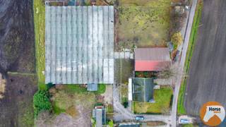 <strong>SINT-KATELIJNE-WAVER - Ruime woning met serre en loods op 2,93 hectare!</strong><br /><br />Droom je van ruimte en comfort? Deze ruime woning, gebouwd in 1972, heeft een bewoonbare oppervlakte van 226 m² en beschikt over 4 slaapkamers en 2 badkamers. Daarnaast vind je er een berging, een terras en een inpandige garage. Met de nodige renovatie kun je hier een oase van rust en comfort creëren.<br /><br />Gelegen op een uitgestrekt terrein van maar liefst 2 hectare, 93 are en 77 centiare, word je omringd door groen en stilte. De ruime loods van 284 m² (ongeveer 20 m x 14 m) en de serre bieden talloze mogelijkheden.<br /><br />Op het terrein zijn verschillende regenwaterputten en een opvangbekken voor water aanwezig, wat bijdraagt aan een duurzame levensstijl en lagere kosten. De gronden grenzen direct aan de woning en de serre, waardoor je optimaal kunt genieten van je eigen stukje natuur en privacy.<br /><br />Deze woning ligt in het pittoreske Sint-Katelijne-Waver, nabij ruiterpaden en biedt de perfecte balans tussen landelijke rust, recreatie en de nabijheid van alle voorzieningen. Winkels, scholen en recreatiemogelijkheden zijn binnen handbereik, zodat je kunt genieten van het beste van twee werelden.<br /><br />Mis deze unieke kans niet om jouw droomhuis te verwerven! Neem contact met ons op voor meer informatie of om een bezichtiging in te plannen. Jouw nieuwe thuis wacht op je!