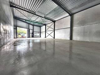 <p>la recherche d’une unité PME existante dans un emplacement stratégique ? Cette surface professionnelle prête à l’emploi à Halle offre une opportunité unique pour les entrepreneurs ! Avec une superficie de 186 m² et deux emplacements de parking privatifs, qui doivent obligatoirement être acquis avec l’unité, ce bien est idéal pour les entreprises souhaitant combiner espace et durabilité.<span></span></p>
<p>L’unité est prête à l’emploi et dispose d’une grande porte sectionnelle de 4,20 m x 4,00 m, de plusieurs gaines d’attente ainsi que d’une grande verrière et d’une fenêtre permettant de bénéficier d’un maximum de lumière naturelle.</p>
<p>Grâce à son excellente situation à proximité des principaux axes routiers, cette unité PME constitue une excellente opportunité d’acquisition, tant pour une entreprise souhaitant se développer que pour un investisseur à la recherche d’un bien à mettre en location.</p>
<p>Pour plus d’informations et/ou pour organiser une visite :<br />contactez Structura.biz au 02 462 32 00</p>
