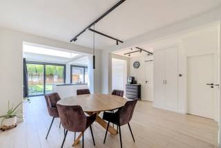 Ontdek deze volledig gerenoveerde gezinswoning in het centrum van Turnhout op een rustige locatie. Dankzij de centrale ligging bevinden winkels, scholen, openbaar vervoer en andere dagelijkse voorzieningen zich op korte afstand. <br /><br />Binnen geniet u van een lichtrijke, open leefruimtes die zorgen voor een aangenaam gevoel van ruimte en comfort. Daarnaast beschikt de woning over drie/vier slaapkamers, een vernieuwde badkamer en een inpandige garage. Buiten vormt de zuigerichte tuin met aangelegd terras een troef.<br /><br />Indeling: <br />Kelder:<br />- Voorraadkelder <br /><br />Gelijkvloers: <br />- Inkomhal <br />- Gastentoilet<br />- Leefruimte met open keuken<br />- Eetkamer<br />- Inpandige garage<br /><br />Eerste verdieping: <br />- Slaapkamer 1<br />- Slaapkamer 2<br />- Slaapkamer 3<br />- Badkamer<br /><br />Tweede verdieping: <br />- Bereikbaar via een vaste trap<br />- Slaapkamer 4<br />- Apart toilet<br />- Opbergruimte<br /><br />Troeven: <br />- Volledig gerenoveerd<br />- Gunstige EPC: A-label<br />- Warmtempomp: vloerverwarming en convectoren<br />- Airco's<br />- Ventilatiesysteem<br />- Zuidgerichte tuin met aangelegd terras<br />- Inpandige garage<br /><br />Mis deze kans niet en plan een bezoek in!<br /><br />0497 27 14 64<br />camilla@albert.immo<br />www.albert.immo<br /><br />Bij Albert kom je thuis!<br /><br />Voor alle foto's en interactieve plannen verwijzen wij naar onze website: www.albert.immo
