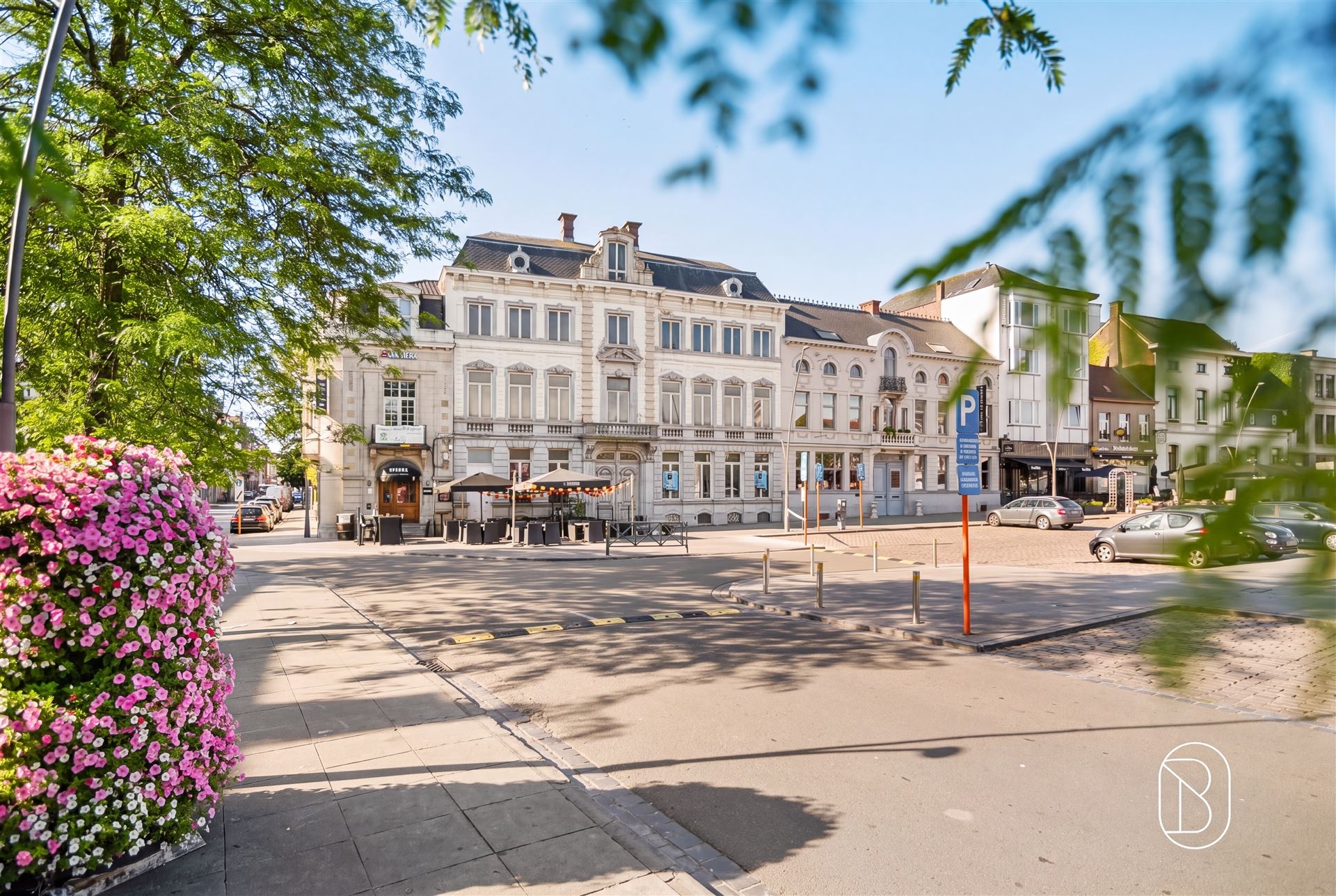 Statige herenwoning (1.000 m²) op de Markt in Ronse - foto 2