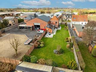 Nadat u de woning betreedt, komt u in een ruime, frisse inkomhal die toegang biedt tot een multifunctionele ruimte. Deze kamer is ideaal als kantoor, praktijkruimte of hobbyruimte en biedt volop mogelijkheden om werk en privé naadloos te combineren.<br /><br />De lichte en ruime woonkamer met eetgedeelte straalt door de grote ramen, die zorgen voor een overvloed aan natuurlijk licht. De ruimte is uitgerust met centrale verwarming op aardgas en een gezellige pelletkachel voor extra comfort en sfeer.<br /><br />De moderne, open keuken is voorzien van hoogwaardige Siemens-apparatuur en biedt voldoende werkruimte. Aansluitend vindt u een handige berging en de traphal. Via deze ruimte komt u in de veranda en de volledig gerenoveerde achterbouw van ongeveer 45 m². Deze veelzijdige ruimte is uitgerust met een energiezuinige warmtepomp (voor zowel verwarming als koeling) en wordt ondersteund door maar liefst 16 zonnepanelen. Ideaal als extra woonruimte, kantoor, praktijk of studio. Bovendien vindt u hier nog een extra berging.<br /><br />Op de eerste verdieping bevinden zich drie ruime slaapkamers en een extra kamer die naar wens kan dienen als vierde slaapkamer of kantoor. De moderne badkamer is uitgerust met een douche, toilet en een stijlvol lavabomeubel.<br /><br />De zolder is bereikbaar via een zoldertrap en biedt volop bergruimte.<br /><br />De woning beschikt verder over een onderhoudsvriendelijke, volledig omheinde tuin met een zuidgerichte oriëntatie, perfect voor zonliefhebbers. Het terras biedt de ideale plek om te ontspannen. Tevens is er een tuinberging met elektriciteit en een carport. Voor de woning zijn er extra parkeermogelijkheden voorzien.<br /><br />Aarzel niet en plan snel een bezoek aan deze instapklare woning in Oostrozebeke! <br />REF: JK/26___/TK