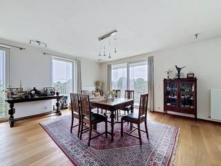 Op een gunstige locatie aan de Buurtspoorweglei in Borgerhout bevindt zich dit verzorgd appartement met twee slaapkamers. Dankzij de praktische indeling, de extra bergruimte en de twee private staanplaatsen biedt deze woning een aangenaam wooncomfort.<br /><br />Op de eerste verdieping te bereiken met lift:<br />- inkomhal<br />- ruime, lichtrijke leefruimte van ruim 46m² die toegang geeft tot het terras<br />- uitgeruste keuken voorzien van gasfornuis, 2 ovens, ijskast met vriezer en dubbele spoelbak<br />- bergruimte met plaats voor wasmachine en droogkast<br />- 2 ruime slaapkamers van 16m² en 12m²<br />- toilet apart<br />- badkamer met bad, douche en dubbel lavabomeubel<br /><br />Bijzonderheden: <br />- EPC: A<br />- gemeenschappelijke kosten: 150 euro/maand provisie<br />- beschikbaar vanaf 01/09/2026<br />- twee autostaanplaatsen inbegrepen<br />- extra ondergrondse berging<br />- ruim 130m² woonoppervlake<br />- nabij invalswegen, de Singel, openbaar vervoer<br /><br />Bent u op zoek naar een comfortabel appartement met voldoende ruimte en parkeermogelijkheden op een gunstige locatie in Borgerhout? Vraag dan snel een bezoek aan via onze website!